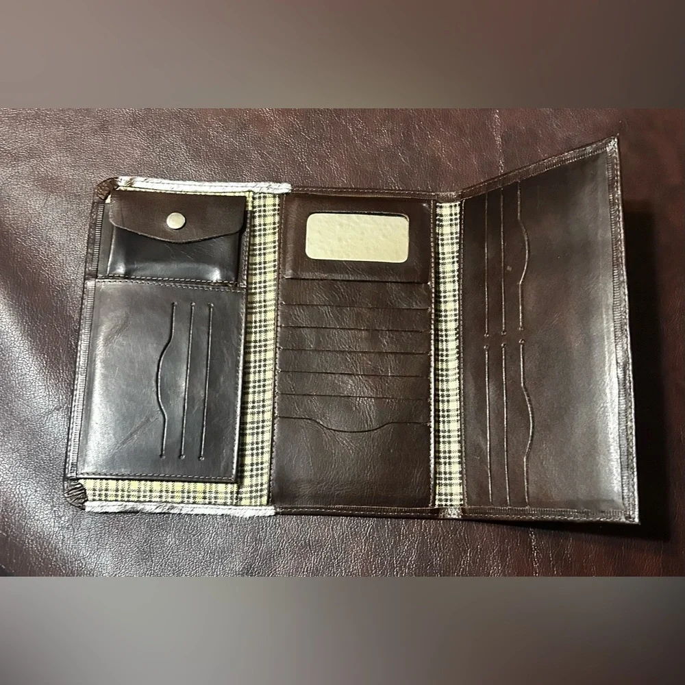GOYAZES Brown and White Wallet with Elegant Two-Tone Western Design - Picture 3 of 6